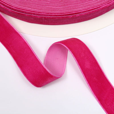 Un ruban de velours rouge câblé un ruban de velours bleu clair luxueux