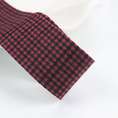 Le ruban est en polyester, rouge, de 10 mm à 40 mm, en satin.