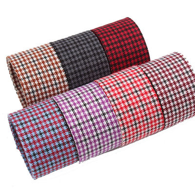Le ruban est en polyester, rouge, de 10 mm à 40 mm, en satin.
