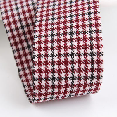 Le ruban est en polyester, rouge, de 10 mm à 40 mm, en satin.