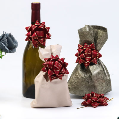 Étoile d'or présent ruban arc vin rouge cadeau emballage ruban arc