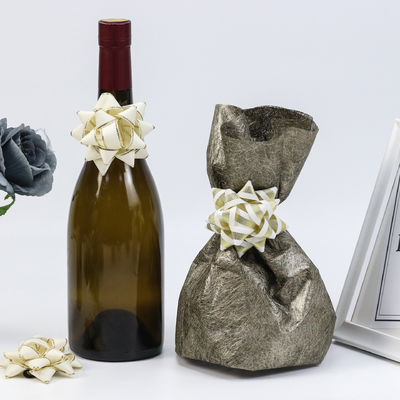 Étoile d'or présent ruban arc vin rouge cadeau emballage ruban arc