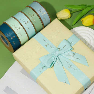 Ruban de satin en polyéther imprimé en feuille d'or sur mesure pour l'emballage de cadeaux