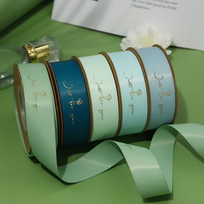 Ruban de satin en polyéther imprimé en feuille d'or sur mesure pour l'emballage de cadeaux