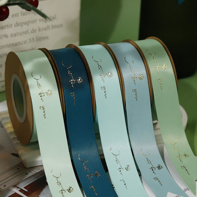 Ruban de satin en polyéther imprimé en feuille d'or sur mesure pour l'emballage de cadeaux