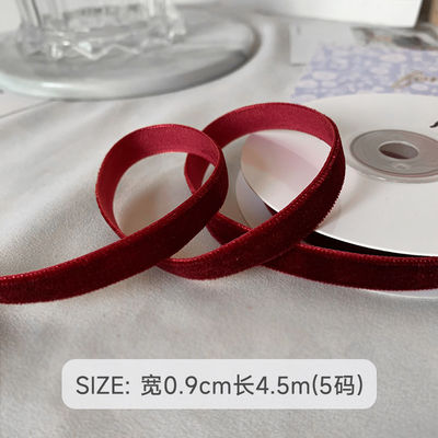 Le ruban de velours à double face de 38 mm est un ruban de velours rouge foncé de 3,8 cm
