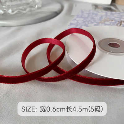 Le ruban de velours à double face de 38 mm est un ruban de velours rouge foncé de 3,8 cm