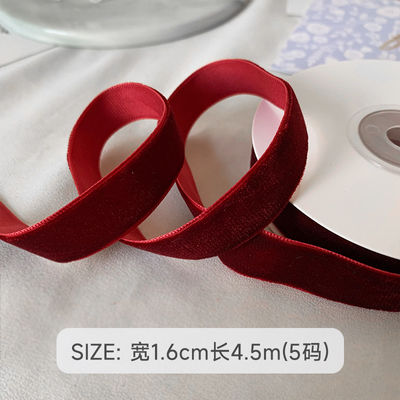Le ruban de velours à double face de 38 mm est un ruban de velours rouge foncé de 3,8 cm