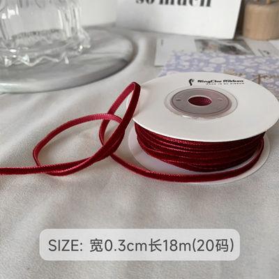 Le ruban de velours à double face de 38 mm est un ruban de velours rouge foncé de 3,8 cm