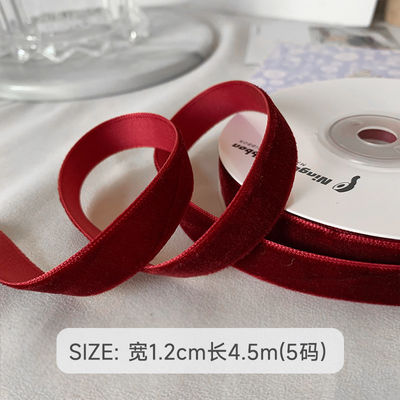 Le ruban de velours à double face de 38 mm est un ruban de velours rouge foncé de 3,8 cm