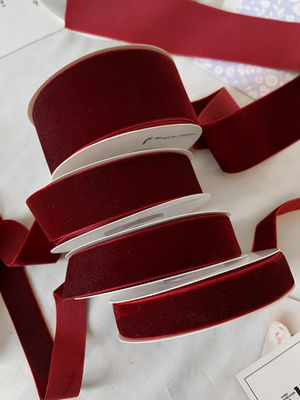 Le ruban de velours à double face de 38 mm est un ruban de velours rouge foncé de 3,8 cm