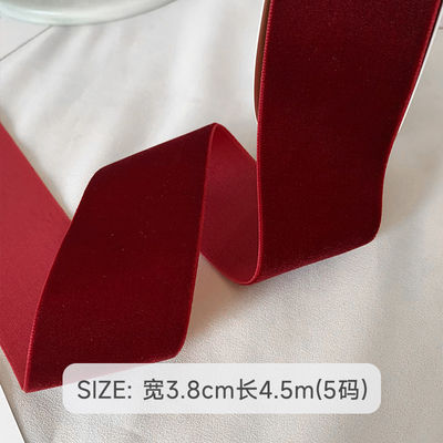 Le ruban de velours à double face de 38 mm est un ruban de velours rouge foncé de 3,8 cm