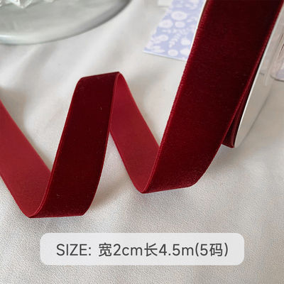 Le ruban de velours à double face de 38 mm est un ruban de velours rouge foncé de 3,8 cm