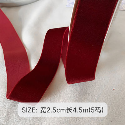 Le ruban de velours à double face de 38 mm est un ruban de velours rouge foncé de 3,8 cm