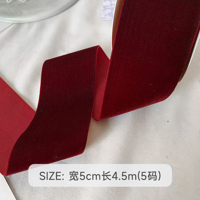 Le ruban de velours à double face de 38 mm est un ruban de velours rouge foncé de 3,8 cm