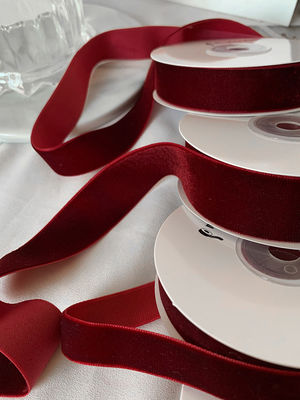 Le ruban de velours à double face de 38 mm est un ruban de velours rouge foncé de 3,8 cm