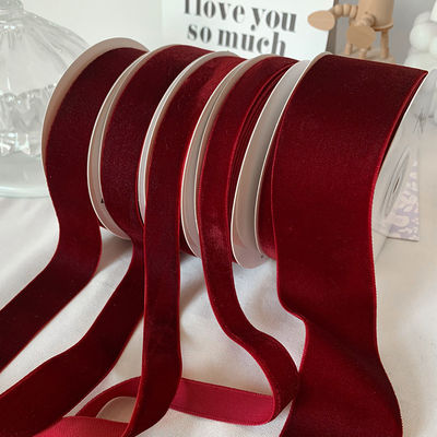 Le ruban de velours à double face de 38 mm est un ruban de velours rouge foncé de 3,8 cm