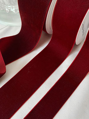 Le ruban de velours à double face de 38 mm est un ruban de velours rouge foncé de 3,8 cm