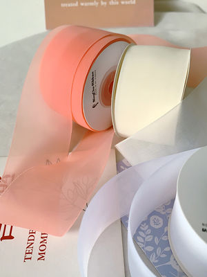 Le ruban d'organza en polyester à haute densité 40 mm pour l'emballage de cadeaux de luxe