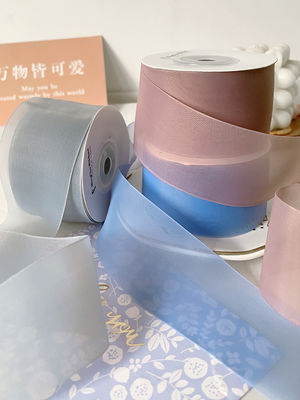 Le ruban d'organza en polyester à haute densité 40 mm pour l'emballage de cadeaux de luxe