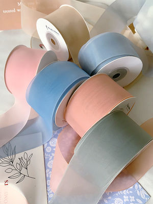 Le ruban d'organza en polyester à haute densité 40 mm pour l'emballage de cadeaux de luxe