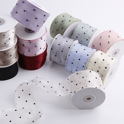 Le ruban d'organza de 25 mm à 50 mm avec motif en points est imprimé en polyester.