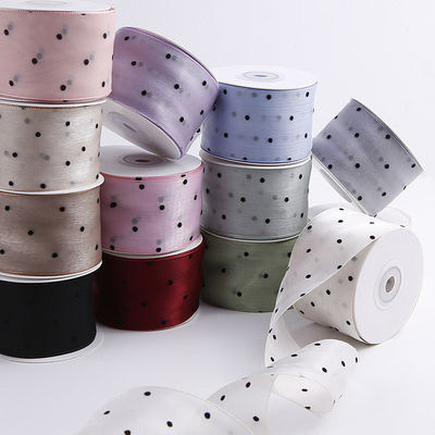 Le ruban d'organza de 25 mm à 50 mm avec motif en points est imprimé en polyester.