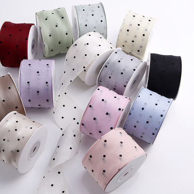 Le ruban d'organza de 25 mm à 50 mm avec motif en points est imprimé en polyester.