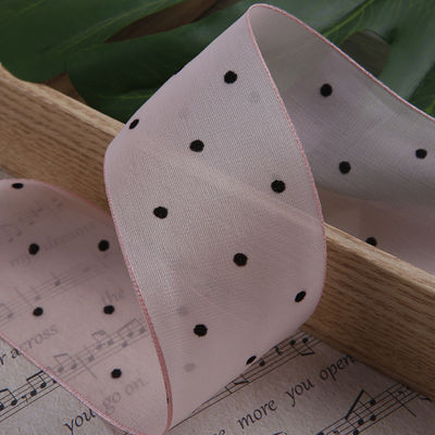 Le ruban d'organza de 25 mm à 50 mm avec motif en points est imprimé en polyester.