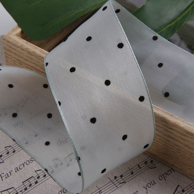 Le ruban d'organza de 25 mm à 50 mm avec motif en points est imprimé en polyester.