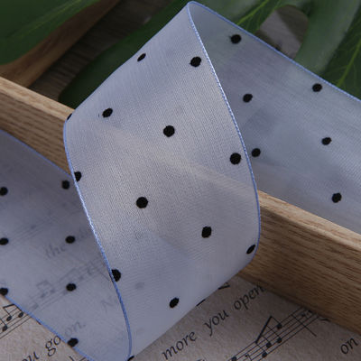Le ruban d'organza de 25 mm à 50 mm avec motif en points est imprimé en polyester.