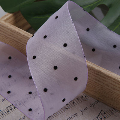 Le ruban d'organza de 25 mm à 50 mm avec motif en points est imprimé en polyester.