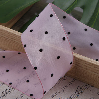 Le ruban d'organza de 25 mm à 50 mm avec motif en points est imprimé en polyester.