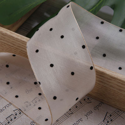 Le ruban d'organza de 25 mm à 50 mm avec motif en points est imprimé en polyester.