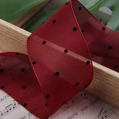 Le ruban d'organza de 25 mm à 50 mm avec motif en points est imprimé en polyester.