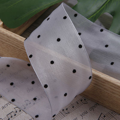 Le ruban d'organza de 25 mm à 50 mm avec motif en points est imprimé en polyester.