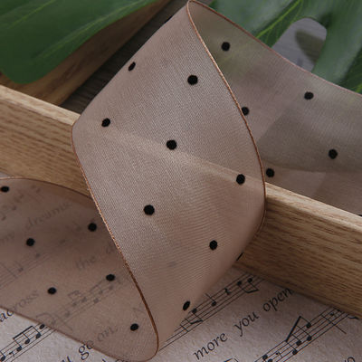 Le ruban d'organza de 25 mm à 50 mm avec motif en points est imprimé en polyester.