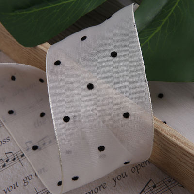 Le ruban d'organza de 25 mm à 50 mm avec motif en points est imprimé en polyester.