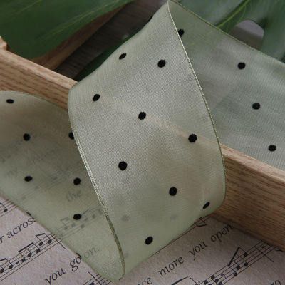Le ruban d'organza de 25 mm à 50 mm avec motif en points est imprimé en polyester.