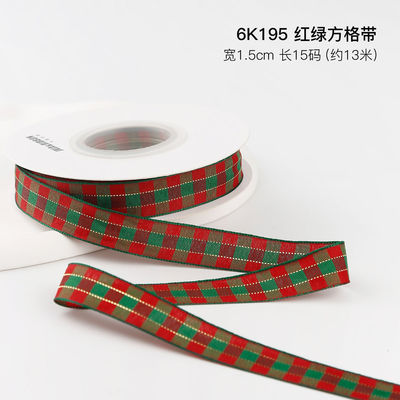 Cadeau de Noël en treillis de ruban de polyester