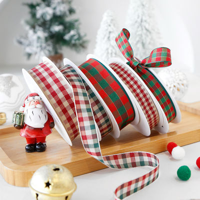 Cadeau de Noël en treillis de ruban de polyester